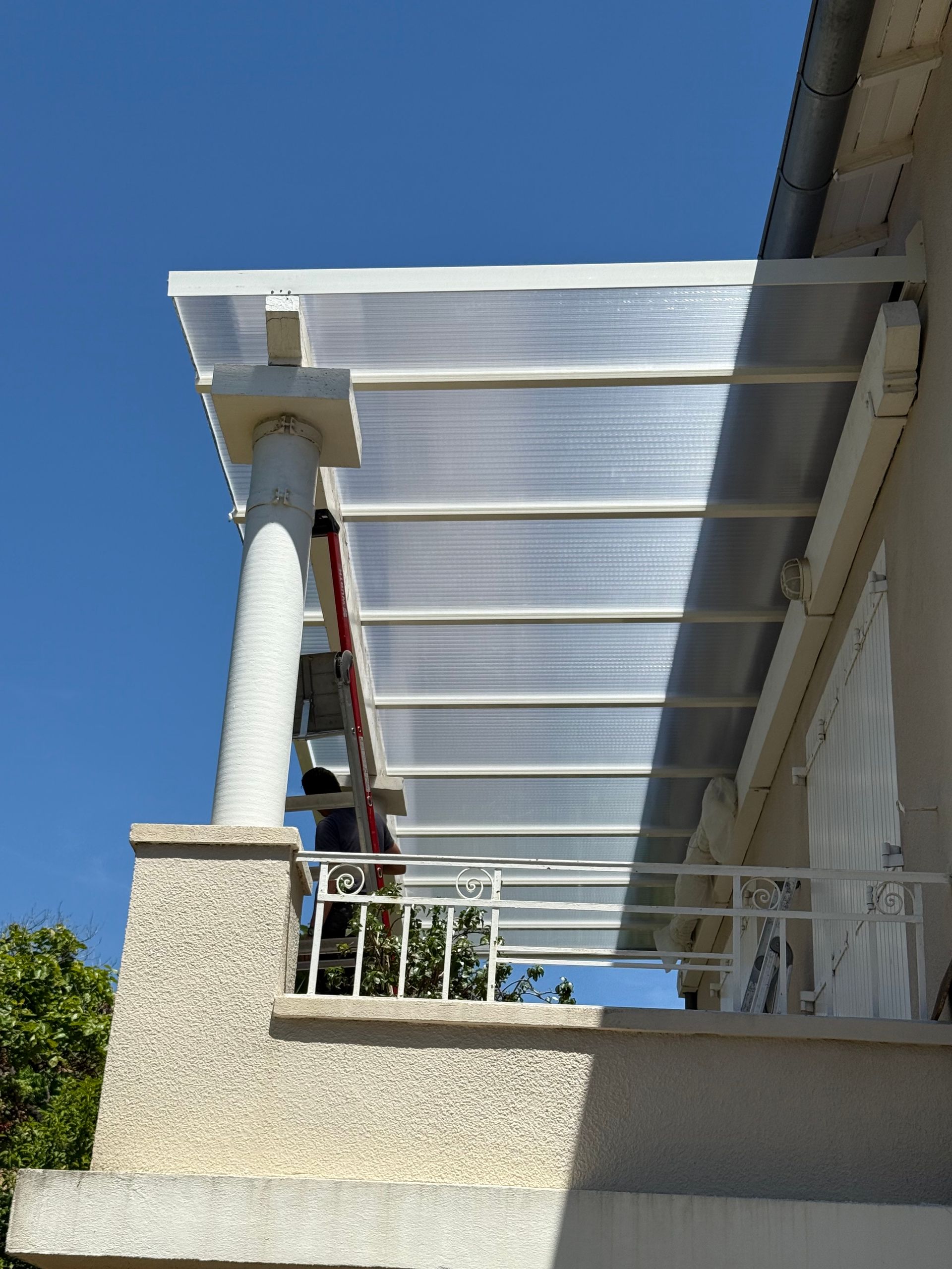 Structure métallique de pergola avec toiture transparente