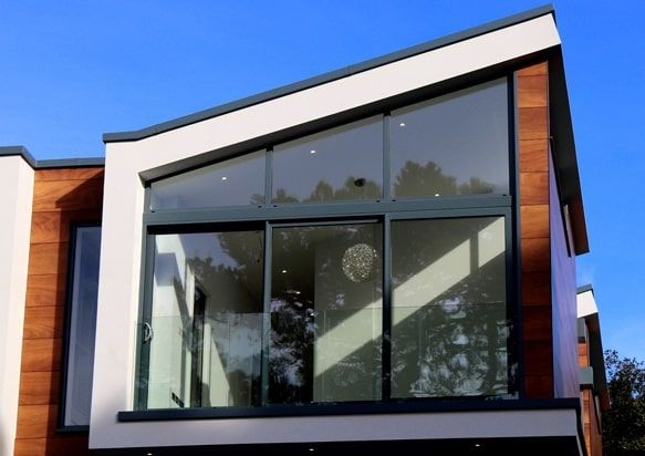 Baie vitrée à l'étage d'un bâtiment offrant un grand espace lumineux