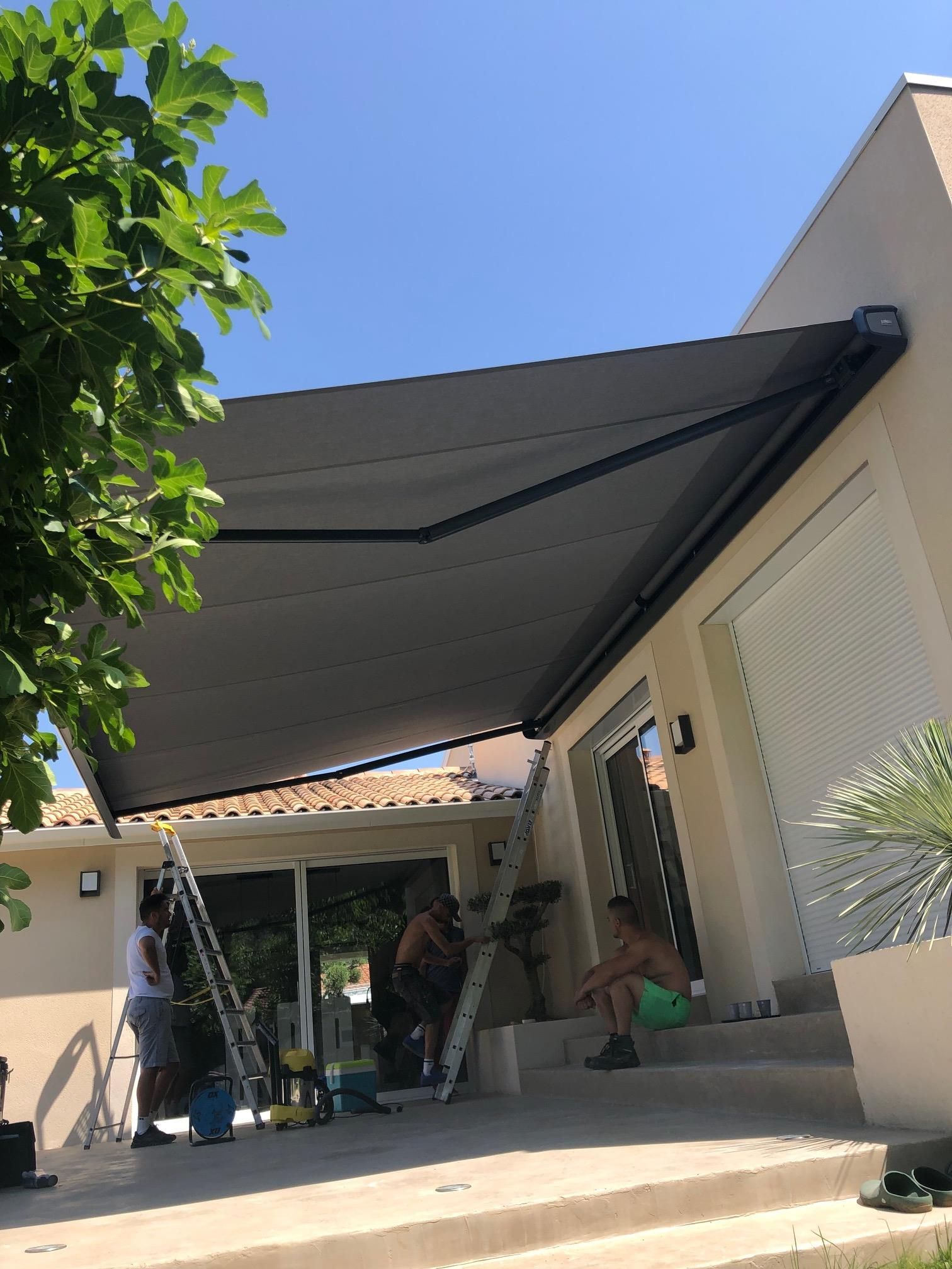 Store extérieur pour la terrasse d'une maison avec des volets roulants fermés