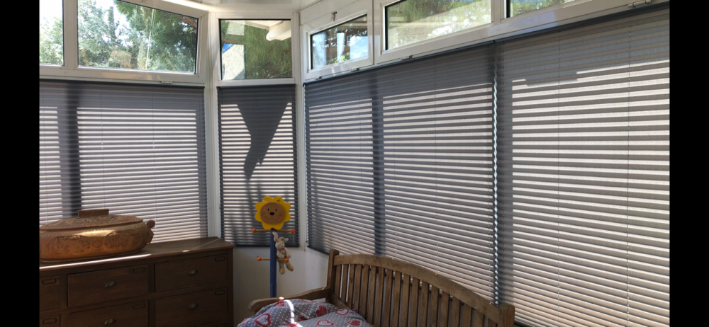 Véranda avec des stores pour une meilleurs gestion du vis à vis.