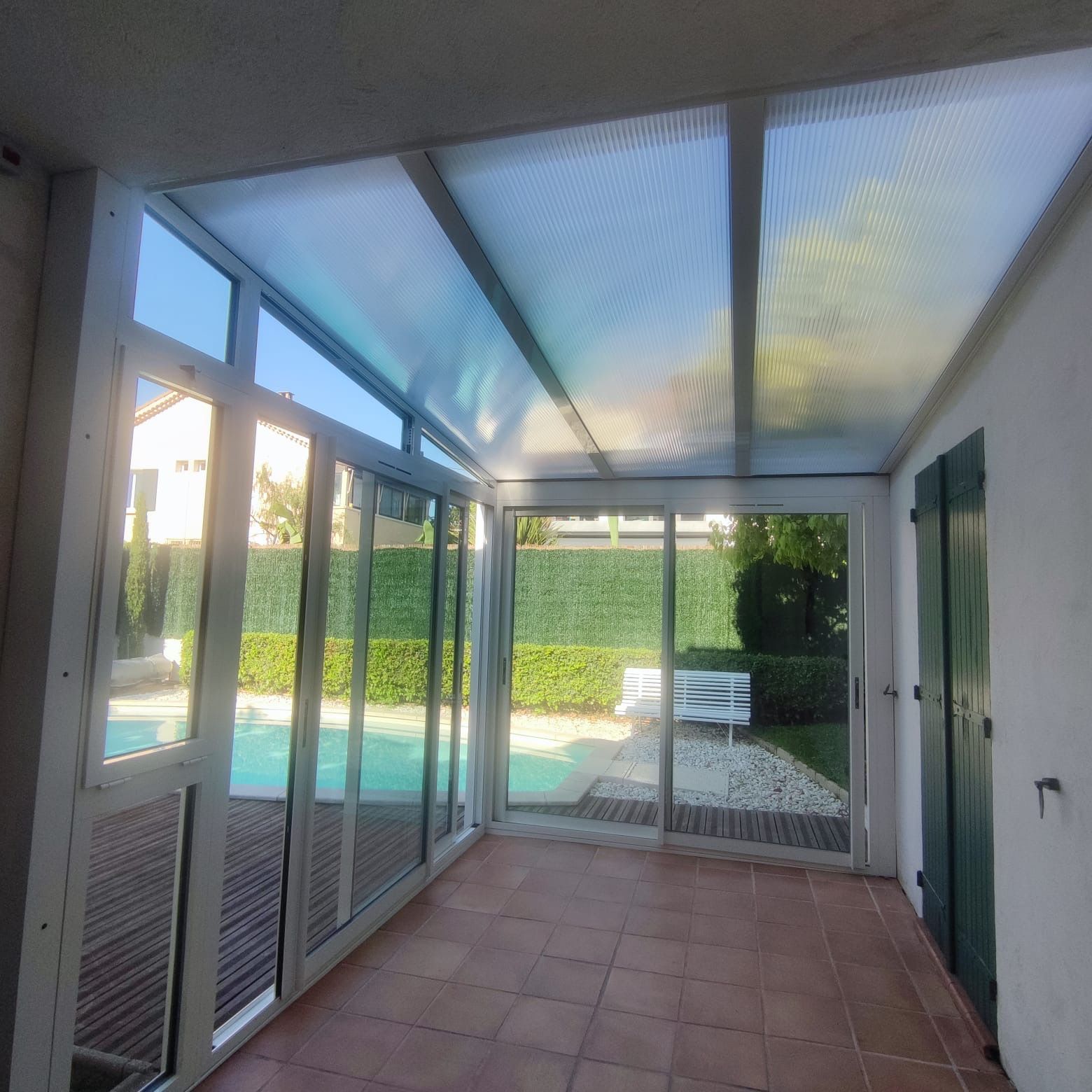 Espace vitré d'angle avec éclairage intégré