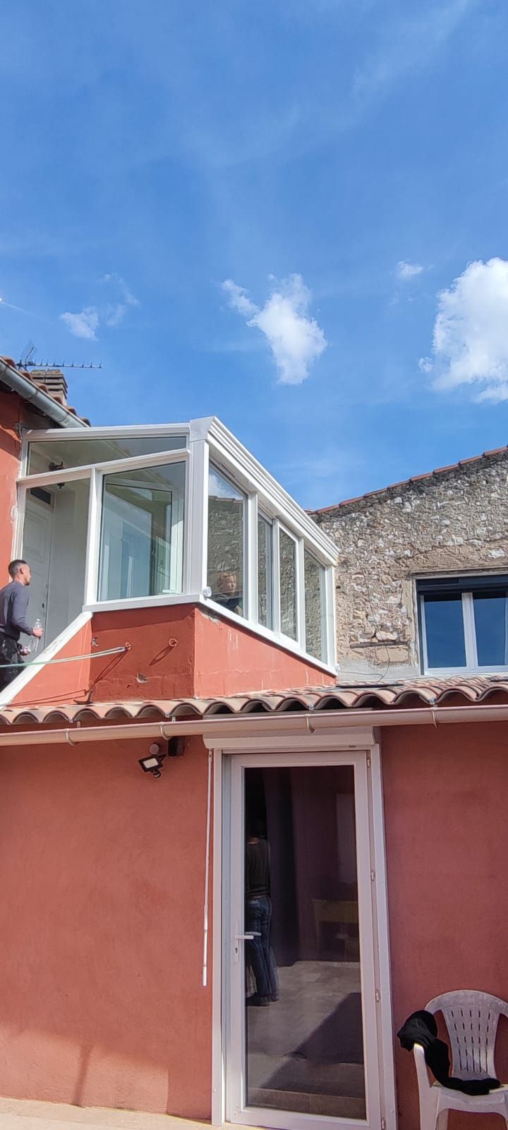 Véranda blanche surplombant un jardin