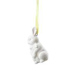 Weiße Keramik-Hasenfigur hängt an einem gelben Band.