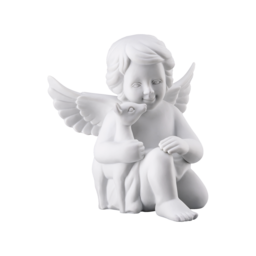 Weiße Porzellanfigur eines Engels mit Flügeln, der ein kleines Rehkitz im Arm hält.
