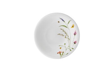 Weißer Teller mit floralem Muster.