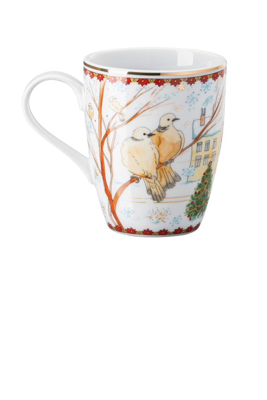 Tasse mit winterlicher Szene: Tauben auf einem Ast, ein Gebäude und ein Weihnachtsbaum.