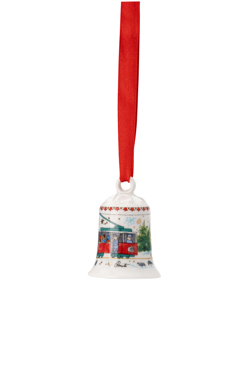 Weiße Keramikglocke als Weihnachtsschmuck mit rotem Band und Wintermotiv.