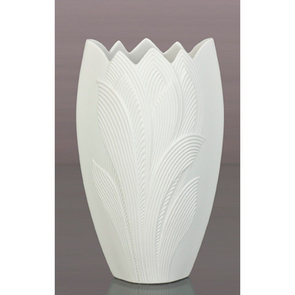 Weiße Keramikvase mit stilisiertem Federmuster und gewelltem Rand.