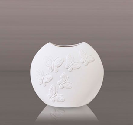 Weiße, runde Vase mit Schmetterlingsmotiv.