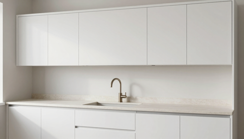 Armarios de cocina modernos blancos con fregadero sobre la encimera y grifo cromado