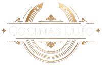 Logotipo dorado y blanco de &ldquo;Cocinas Lujo&rdquo; con detalles circulares decorativos