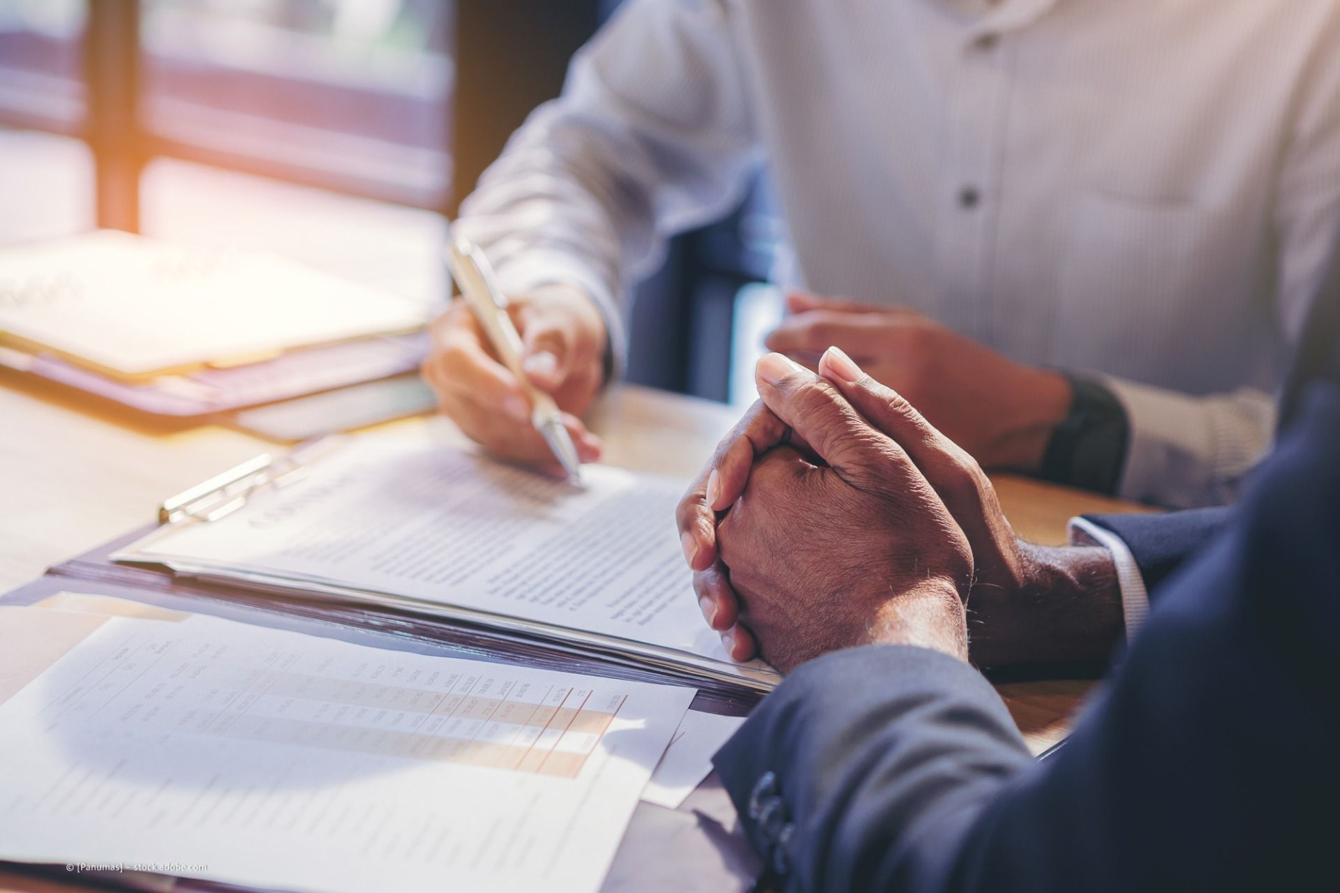 Zwei Personen besprechen ein Dokument