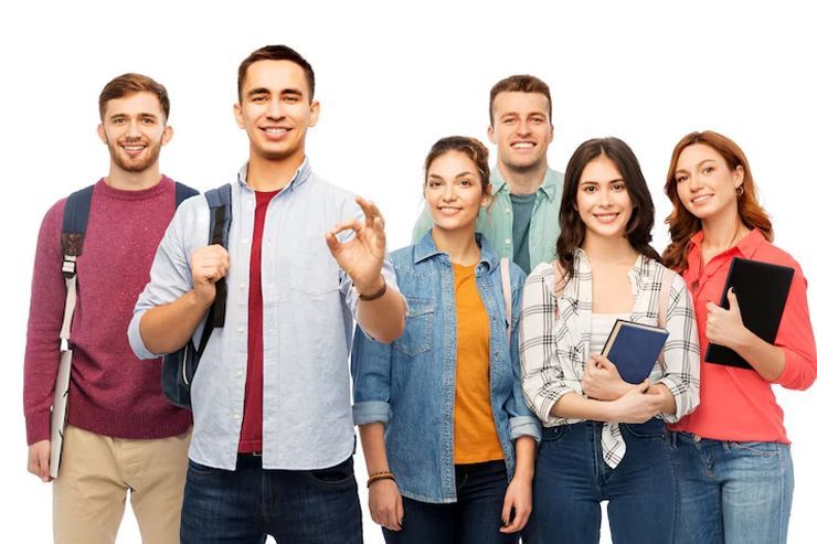 Un grupo de estudiantes están parados uno al lado del otro y uno de ellos está haciendo una señal de aprobación.