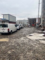 Bau HomeServices GmbH – Transporter auf der Parkfläche einer Baustelle