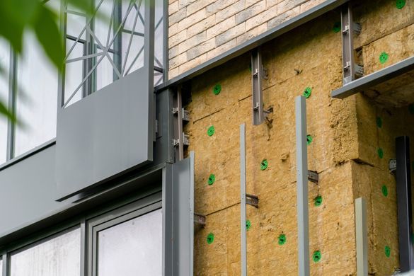 Bau HomeServices GmbH – Wärmedämmung an einer Fassade