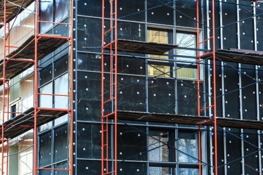 Bau HomeServices GmbH – Gipser spachtelt Außenfassade