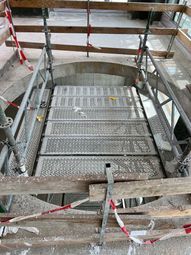 Bau HomeServices GmbH – Durchbruch im Boden für eine Treppe