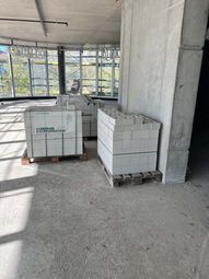 Bau HomeServices GmbH – Paletten mit Baumaterial