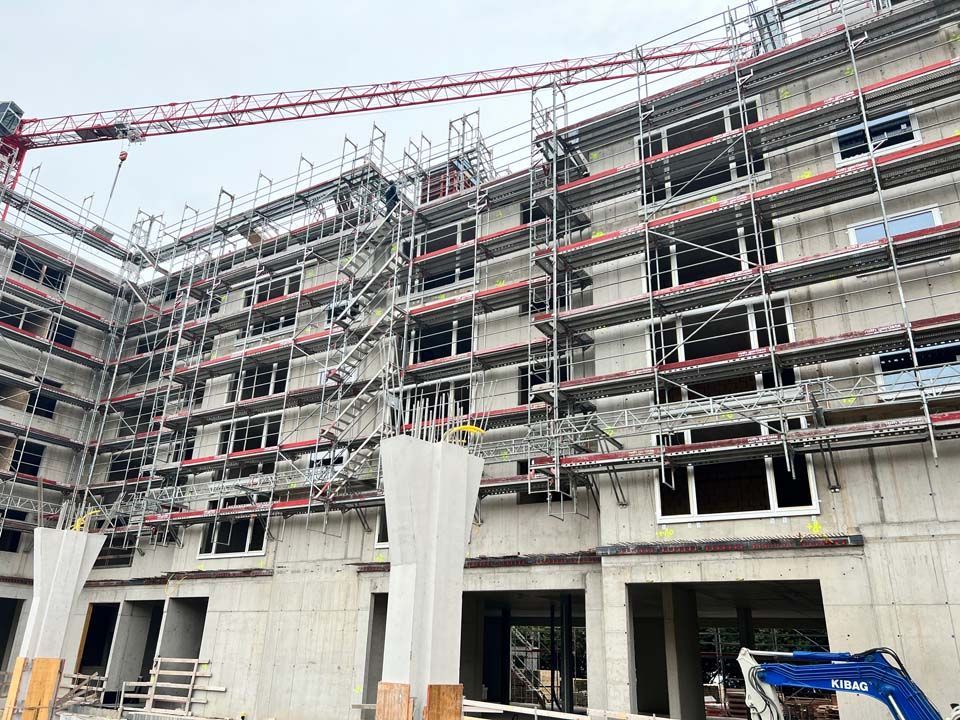 Bau HomeServices GmbH – Gerüst an Fassade einer Baustelle