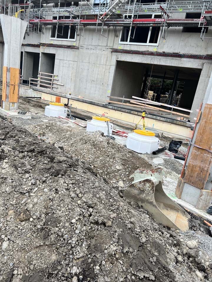 Bau HomeServices GmbH – Baustelle mit Behälter für Zisternen
