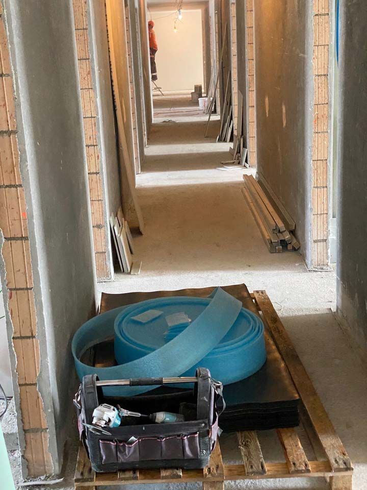 Bau HomeServices GmbH – Abdichtungsband und Werkzeugträger auf einer Palette