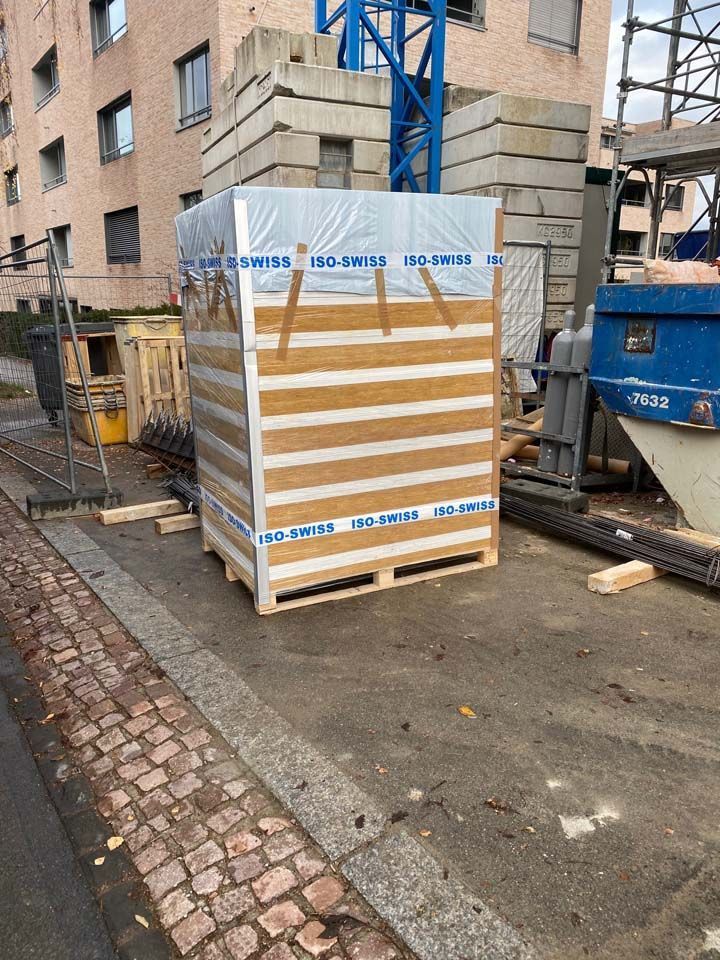 Bau HomeServices GmbH – Palette mit Baumaterial