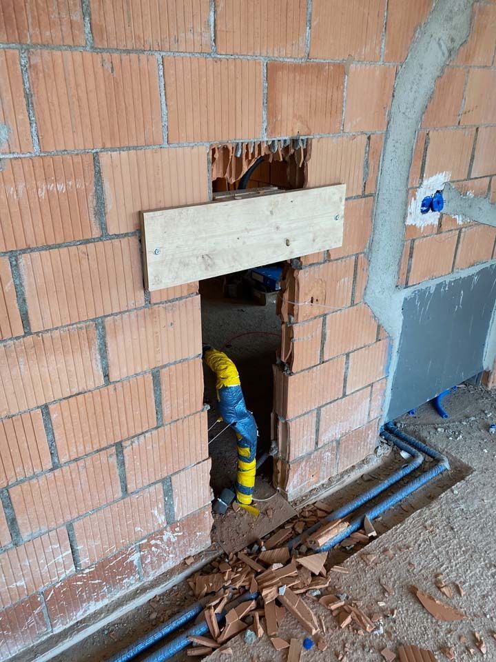 Bau HomeServices GmbH – Aussparung in der Mauer für einen Anschluss