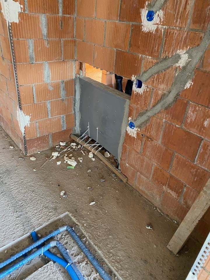 Bau HomeServices GmbH – Einsatz von Dämmstoff in Maueraussparung