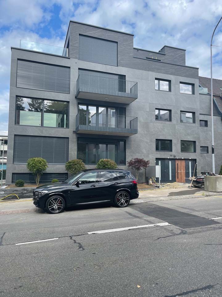 Bau HomeServices GmbH – fertiges Bürogebäude mit Balkonen