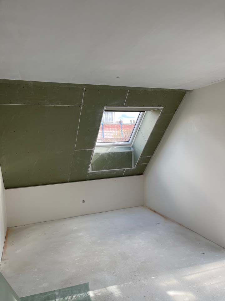 Bau HomeServices GmbH – Trockenbau der Dachschräge mit Fenster