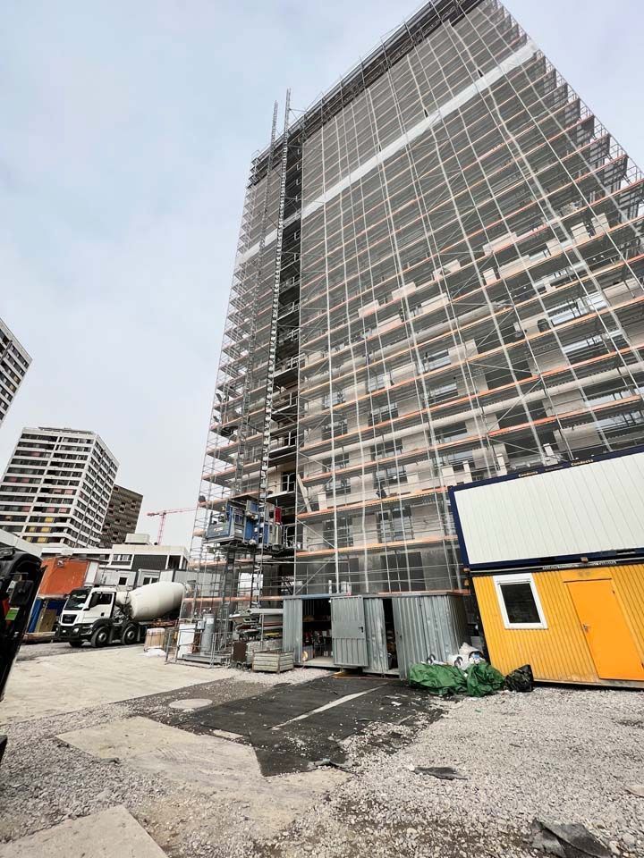 Bau HomeServices GmbH – Aussengerüst von einem Büroturm