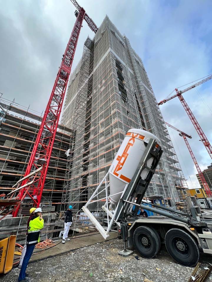 Bau HomeServices GmbH – Bau an einem Gebäude mit Gerüst und Kran