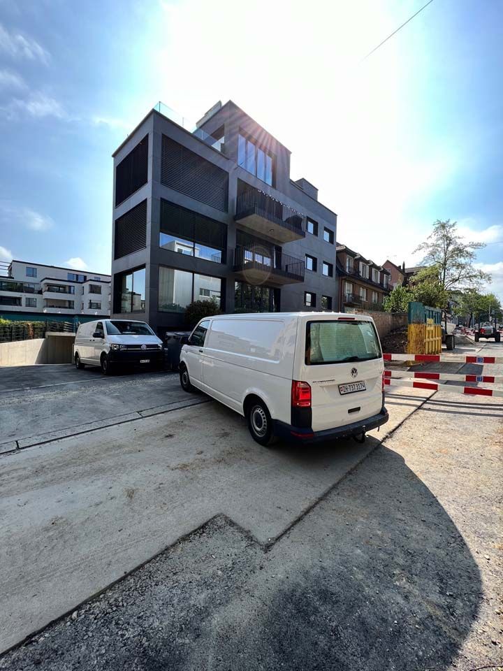 Bau HomeServices GmbH – Transporter vor einem Bürogebäude