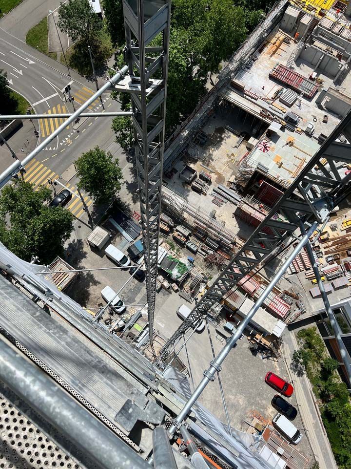 Bau HomeServices GmbH – Foto von einem Gerüst nach unten