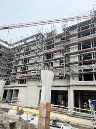 Bau HomeServices GmbH – Bauvorhaben mit Gerüst und Kran