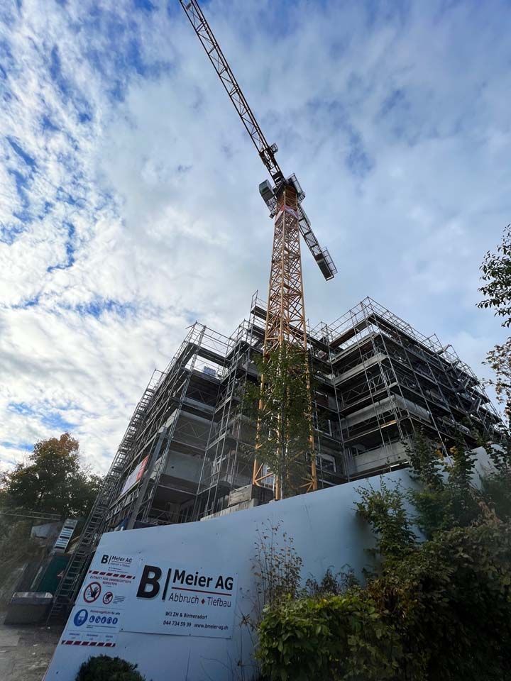 Bau HomeServices GmbH – Baustelle mit Gerüst und Kran