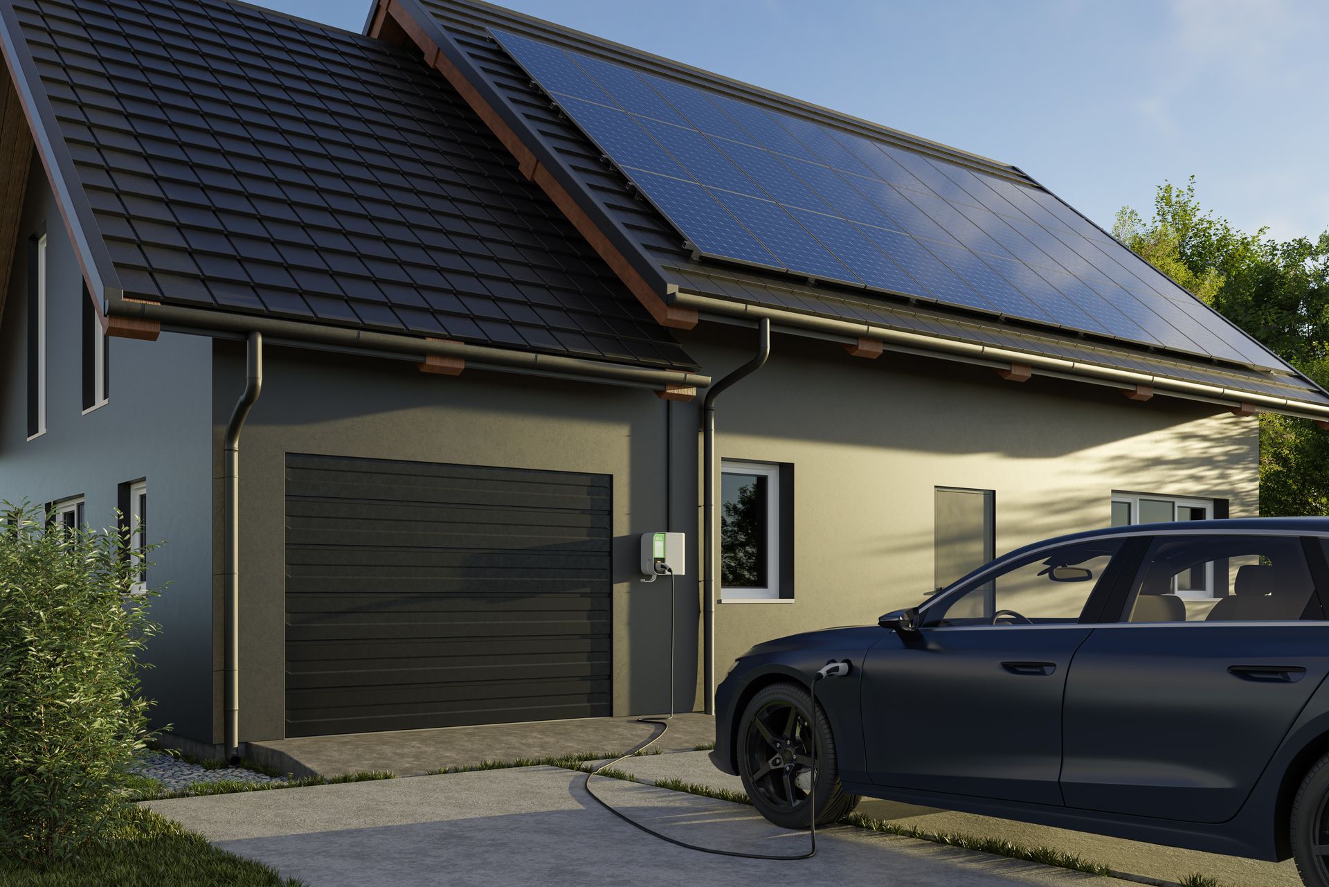 Maison moderne avec toit foncé et panneaux solaires, allée et voiture noire garée à l'extérieur au crépuscule