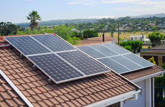 Des panneaux photovoltaïques installés sur une toiture de maison.