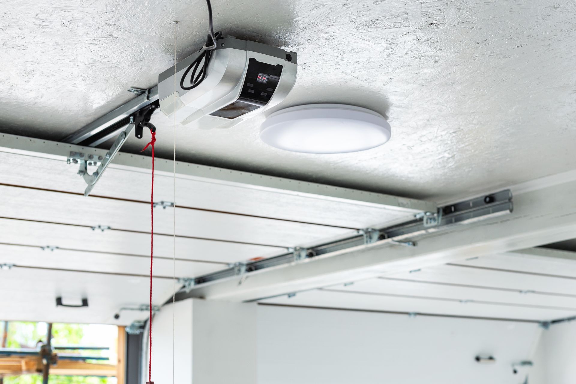 Un moteur de porte de garage installé a u planfond.