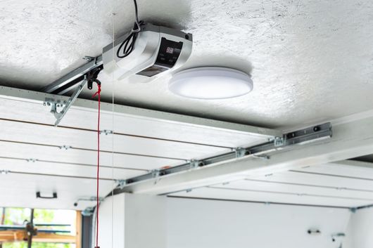 Un moteur de porte de garage installé a u planfond.