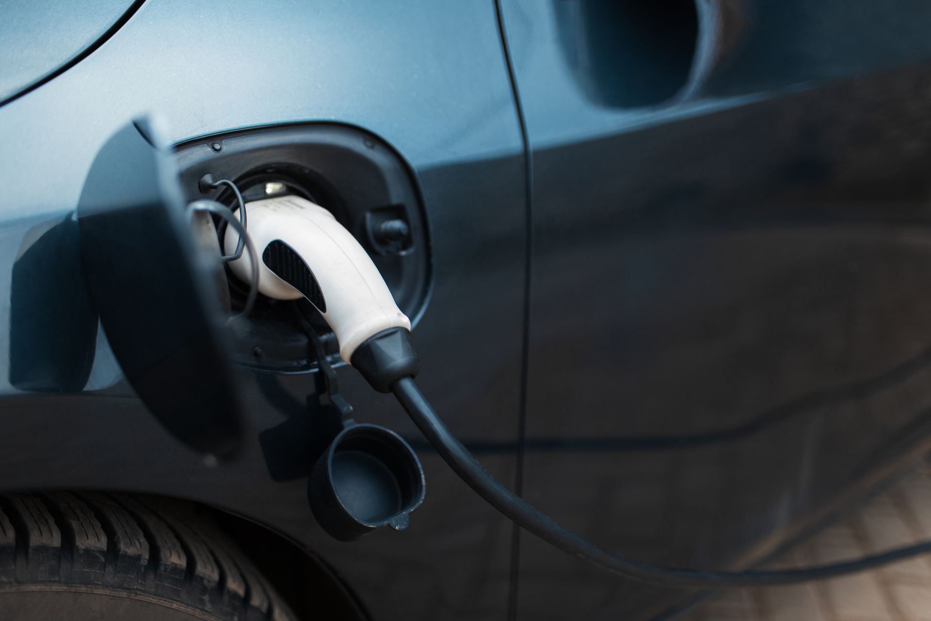 Port de recharge pour voiture électrique avec une prise insérée dans le véhicule.