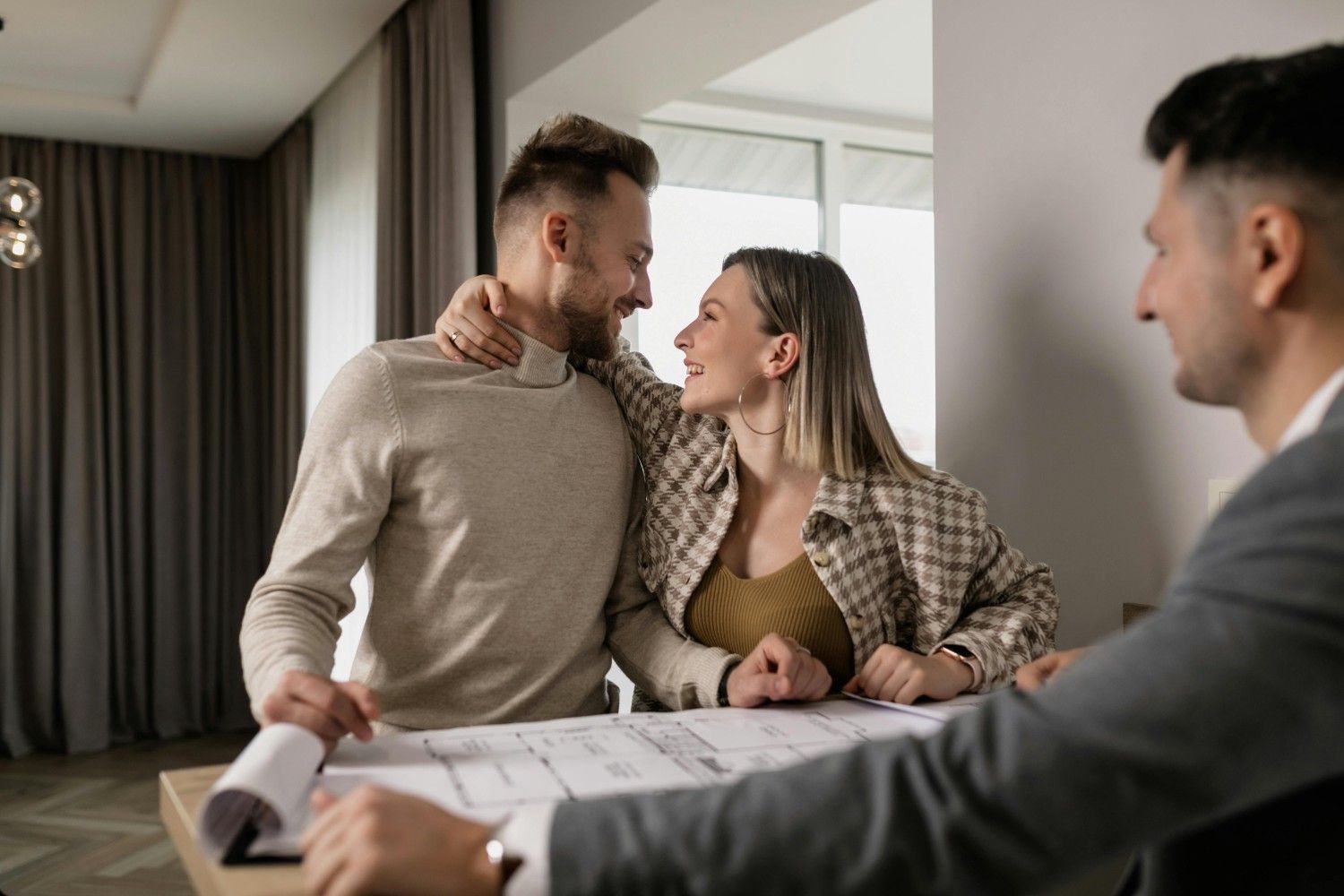 Una pareja sonríe junto a una mesa
