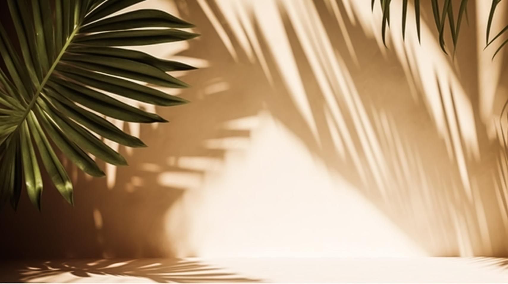 Hojas de palma proyectando sombras sobre una pared y una superficie de color marrón claro.