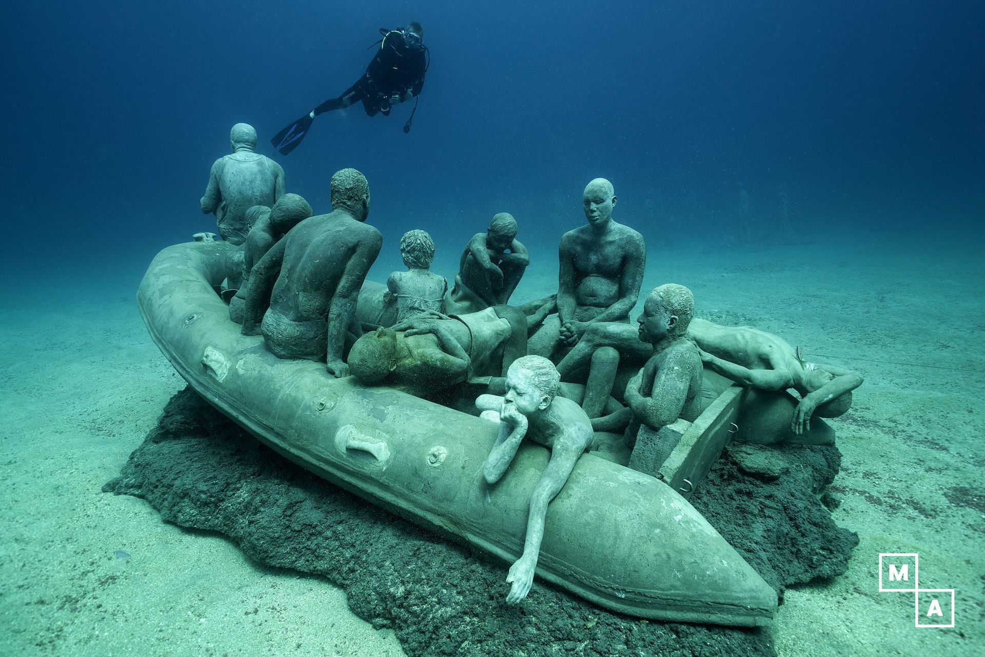 Un grupo de estatuas están sentadas en un bote bajo el agua.