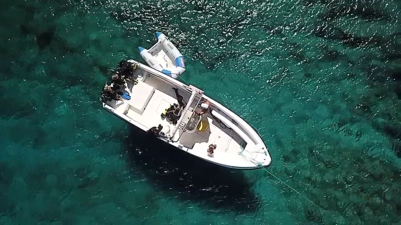 Una vista aérea de un barco en medio del océano.