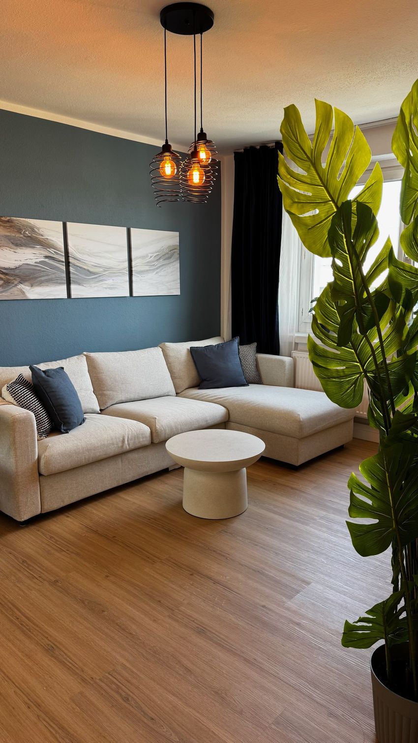 Wohnzimmer mit Schlafsofa und Designmöbeln