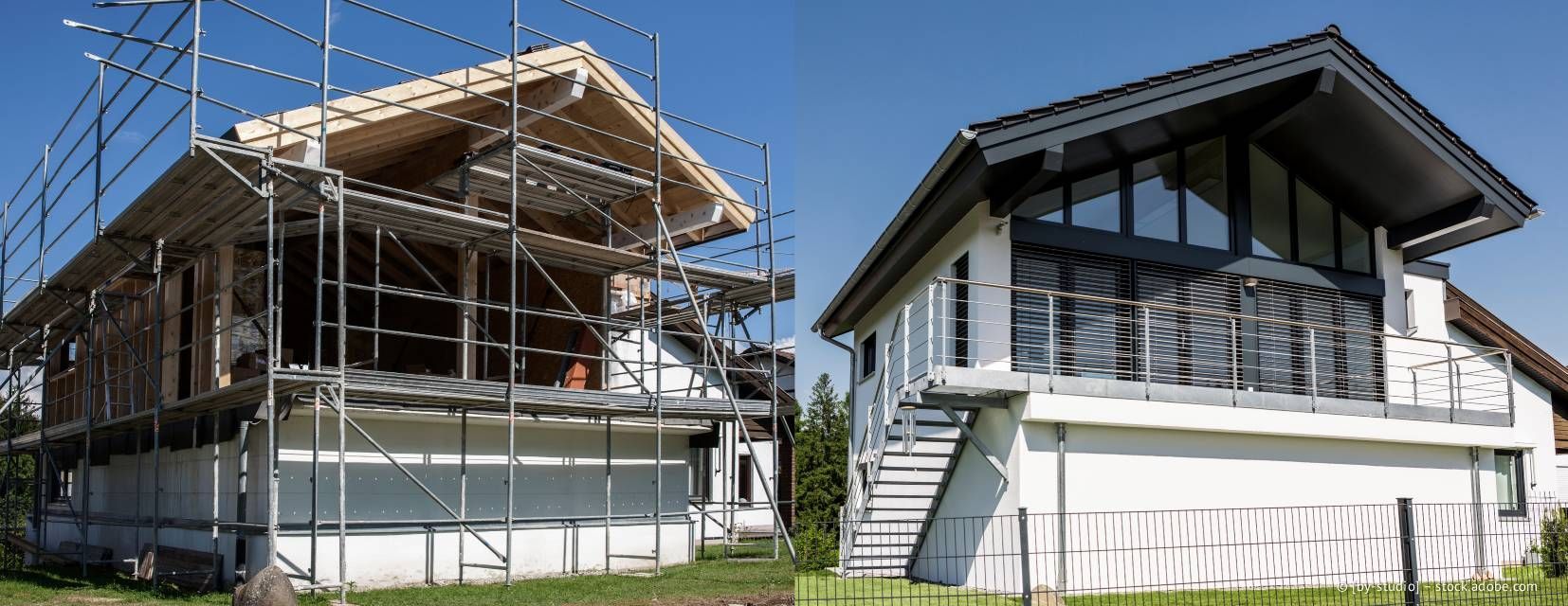 Neben dem fertigen Haus befindet sich ein im Bau befindliches Haus. Beide Häuser sind weiß mit dunklen Dächern.