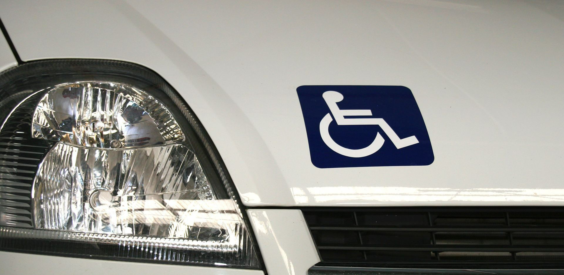 Un véhicule sanitaire léger avec le logo handicapé