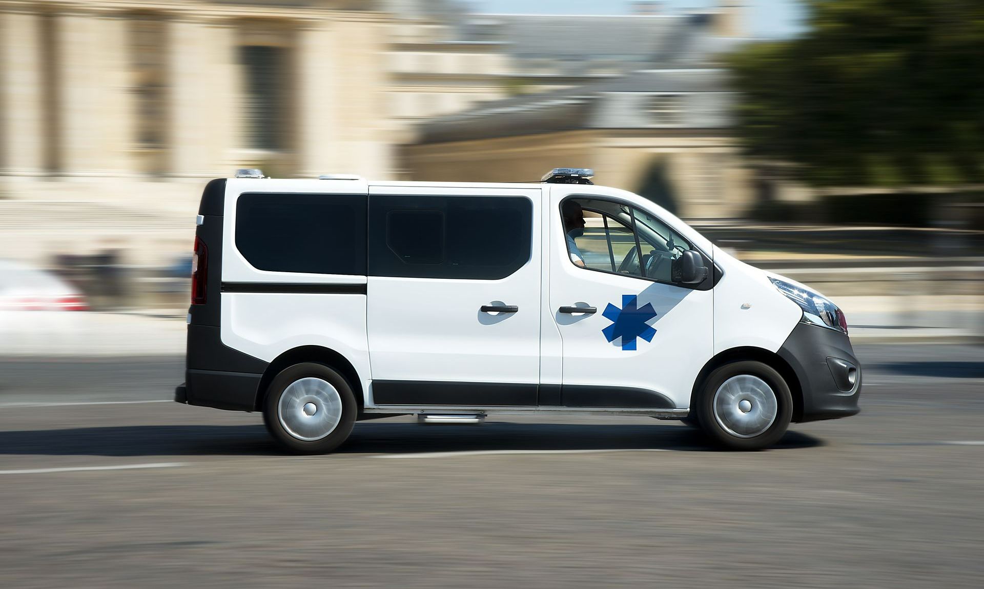 Le côté droit d'une ambulance