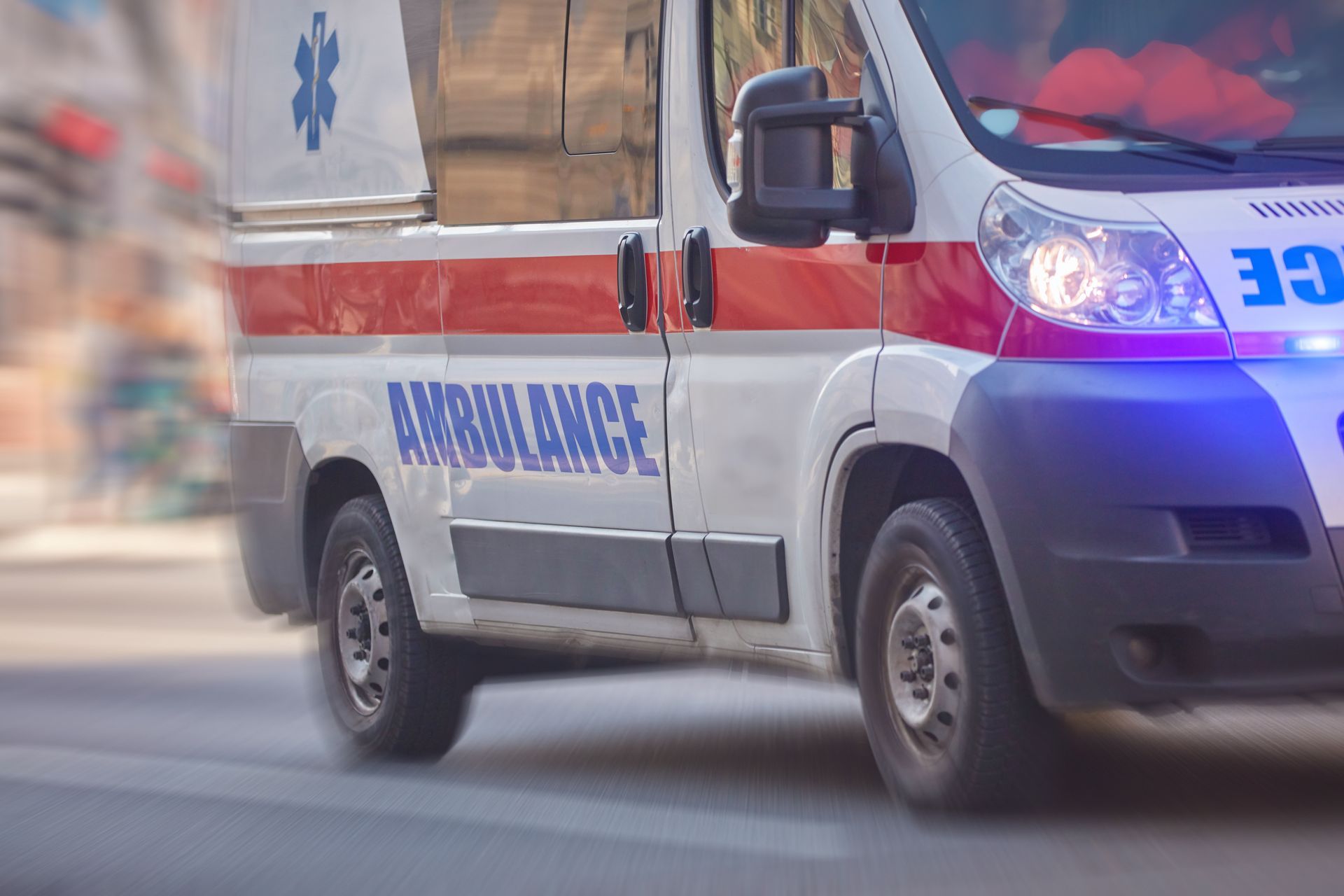 Une ambulance blanche, rouge et bleue